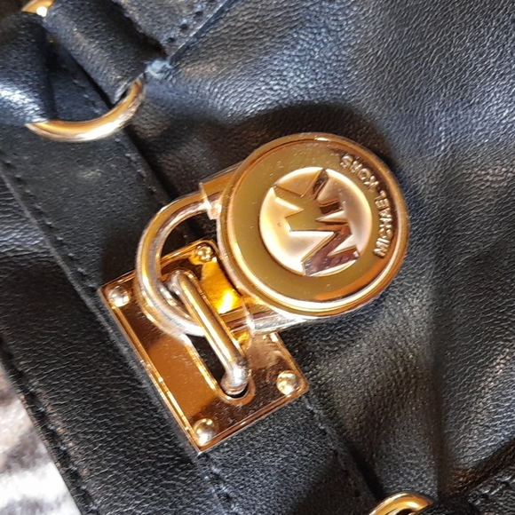 Michael Kors Hamilton MK black leather handbag shoulder bag gold chain detail - Picture 3 of 8